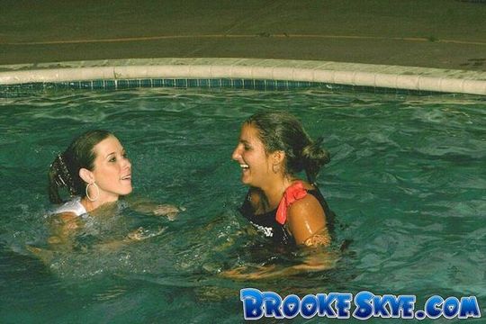 Brooke Skye и ее игривая подружка полностью голые у бассейна