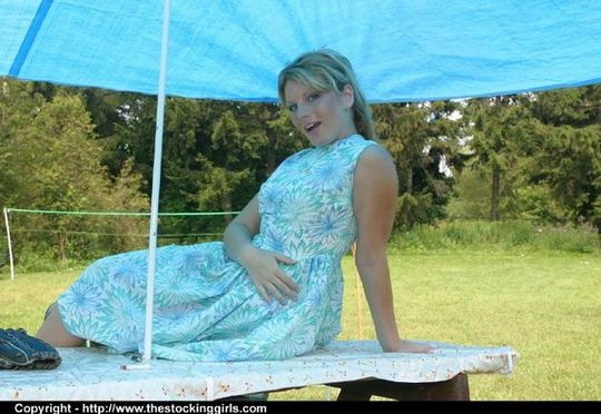 Дама на пикнике сняла платье и показала нижнее белье