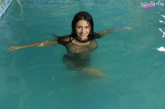 Самая красивая девушка во Вселенной плавает в бассейне